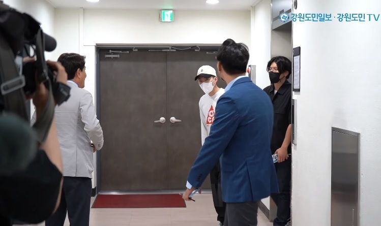 남들 다 츄리닝입었는데 나만 정장입기 vs 남들 다 정장입었는데 나만 츄리닝입기 연예인ver | 인스티즈