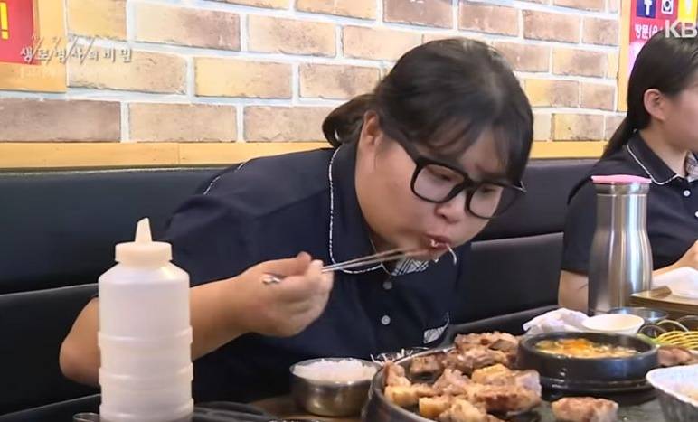 학교에 제육볶음 싸오는 여고생...jpg | 인스티즈