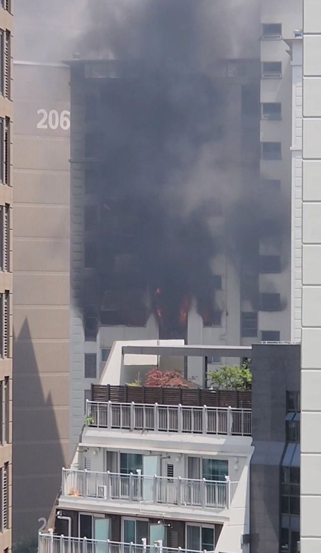 [속보] 서울 강남 역삼동 아이파크 화재..아파트 주민, 인근 초등학생들 긴급 대피 | 인스티즈