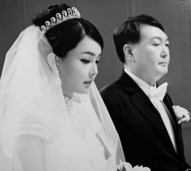 윤 대통령-김 여사 결혼식 사진 화제..."오드리햅번인줄" | 인스티즈