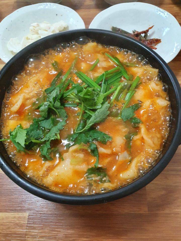 얼얼하고 칼칼한 맛이 매력인 어탕수제비.jpgif | 인스티즈