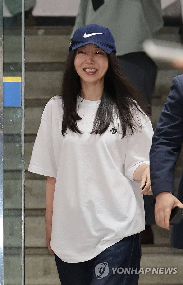 8시간 경찰 조사 마치고 나오는 민희진 대표 | 인스티즈