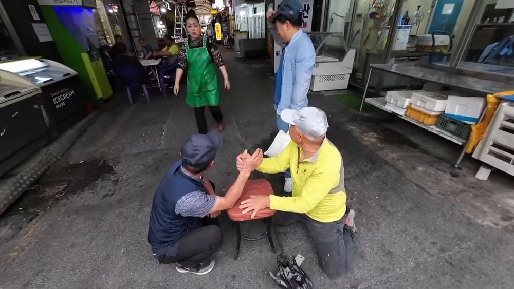 외국 유튜버가 한국여행 중 본 진귀한 모습 | 인스티즈