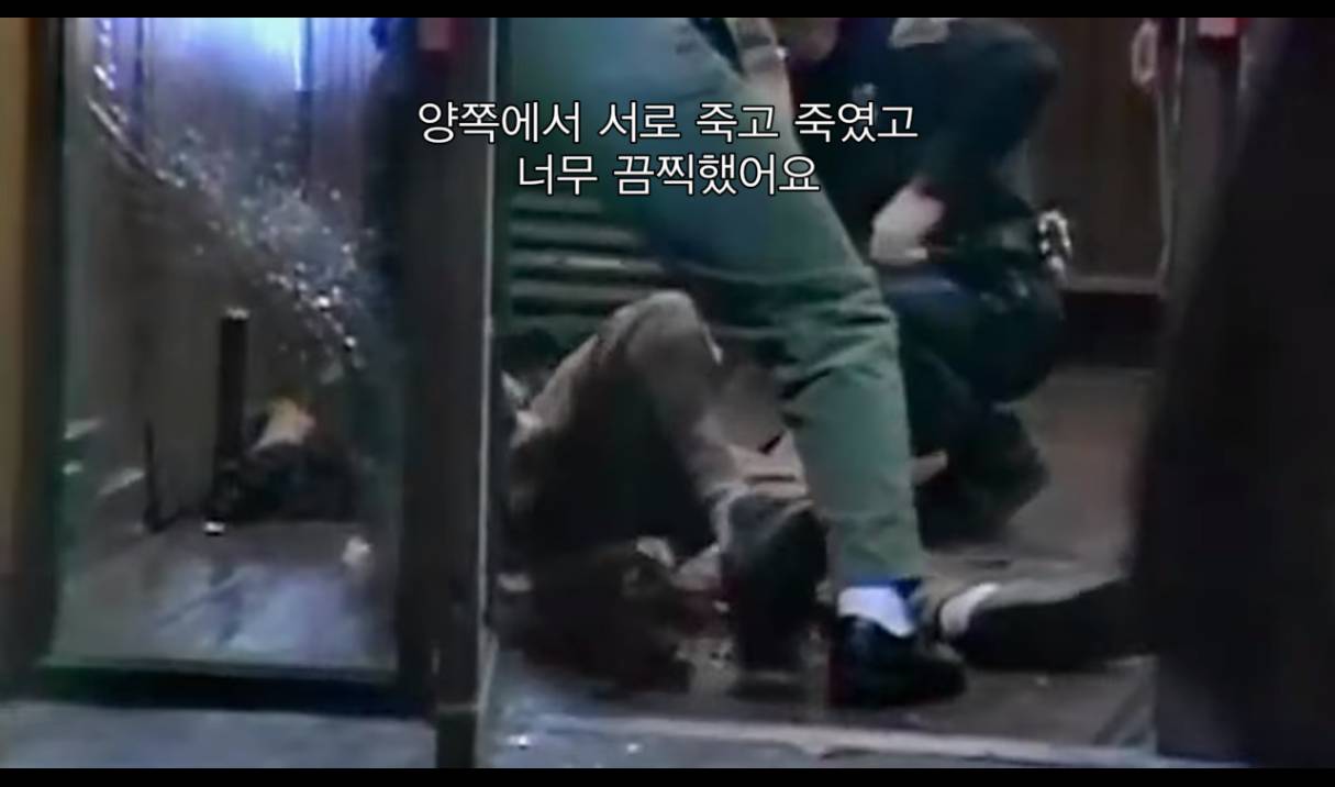 미술관에서 근무하는 경비원인데 야간 경비원들이 문을 안 열어주는게 이상해서 뒷문으로 들어가봤더니 | 인스티즈
