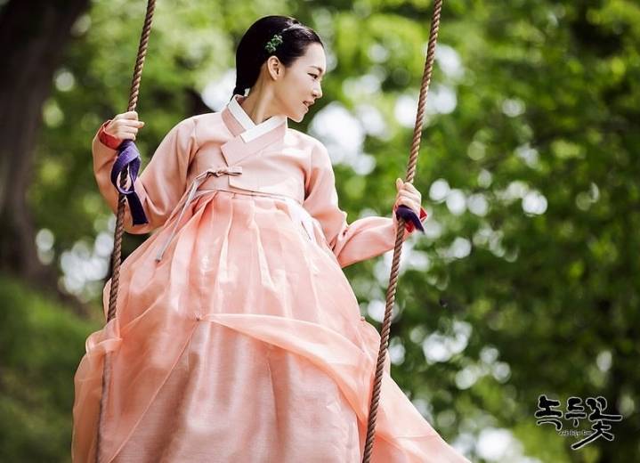 저고리랑 치마를 같은 색으로 통일하면 촌스럽다는 편견을 깬 녹두꽃 한예리 한복 | 인스티즈