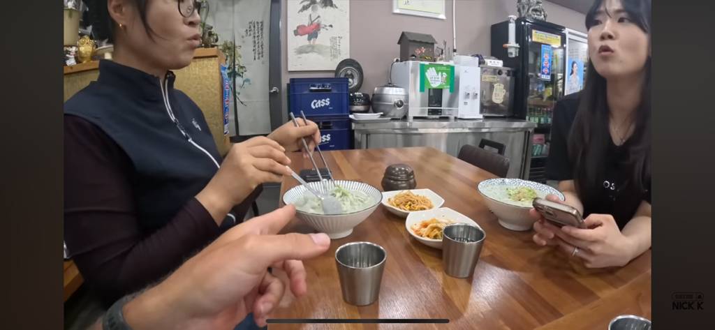 한국에 여행와서 한국인의 정을 제대로 느끼는 미국인 | 인스티즈