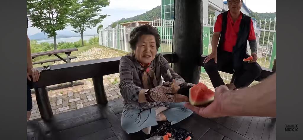 한국에 여행와서 한국인의 정을 제대로 느끼는 미국인 | 인스티즈