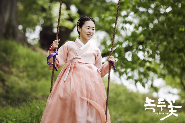 저고리랑 치마를 같은 색으로 통일하면 촌스럽다는 편견을 깬 녹두꽃 한예리 한복 | 인스티즈