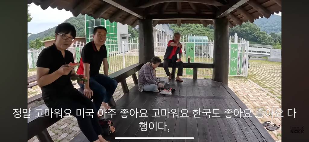 한국에 여행와서 한국인의 정을 제대로 느끼는 미국인 | 인스티즈