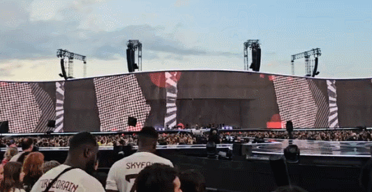 독일에서 일본 전범기(욱일기) 스크린에 도배하고 8월 한달 내내 공연할 예정이라는 아델.gif | 인스티즈