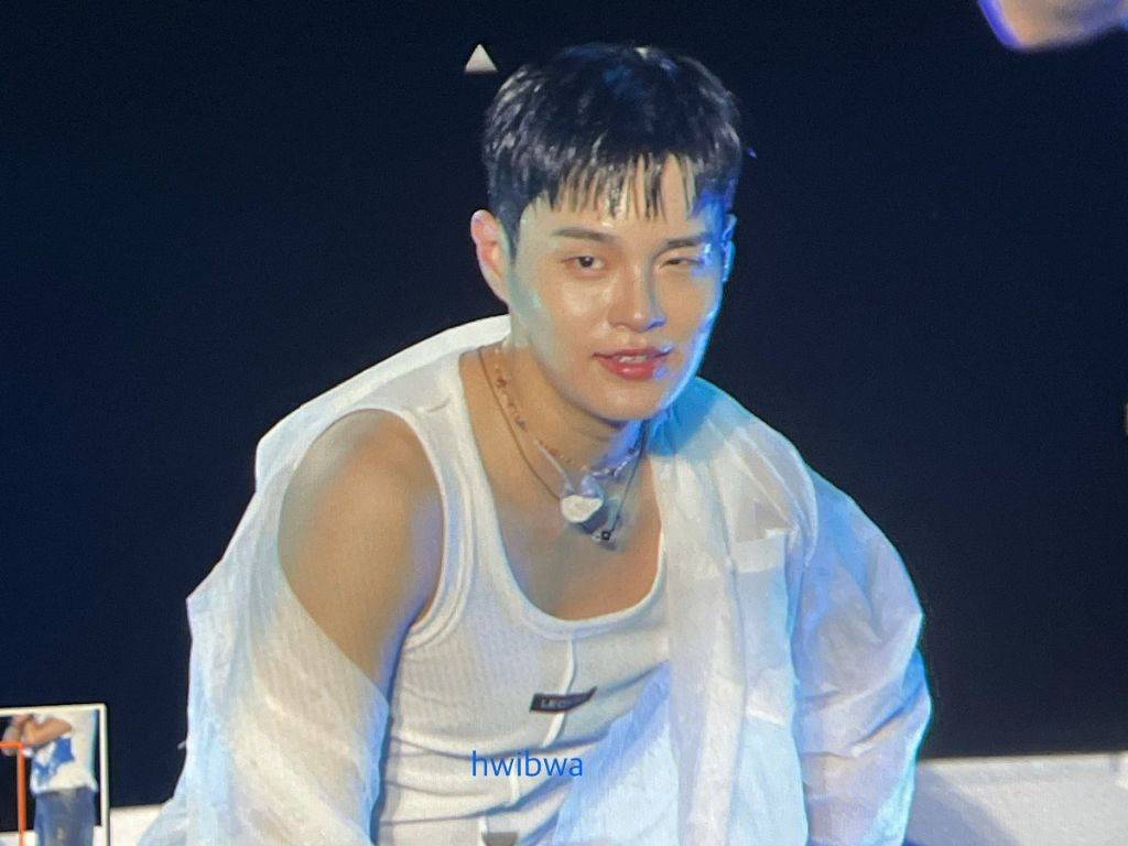 데뷔8년차에 엄청난 노출로 무대한 아이돌 | 인스티즈
