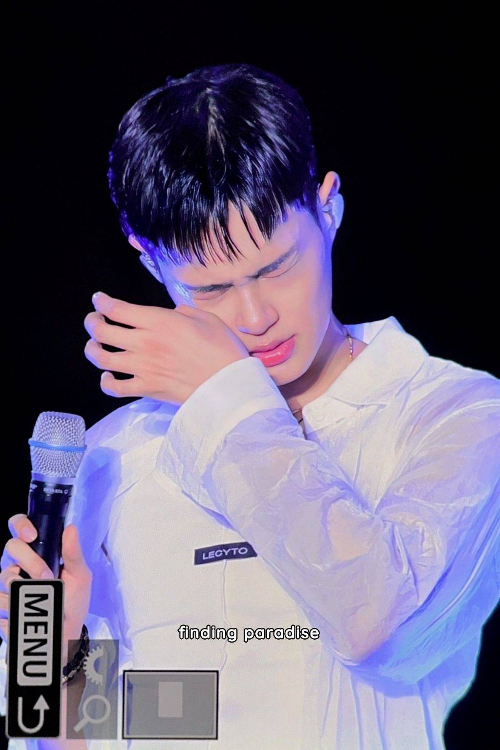 데뷔8년차에 엄청난 노출로 무대한 아이돌 | 인스티즈