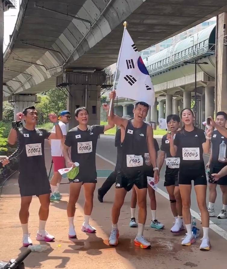 광복절 81.5km 마라톤 7시간51분59초에 완주한 가수 션 | 인스티즈