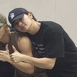 연예인들 은근 많이 입는 것 같은 승헌쓰 굿즈 티셔츠.jpg | 인스티즈