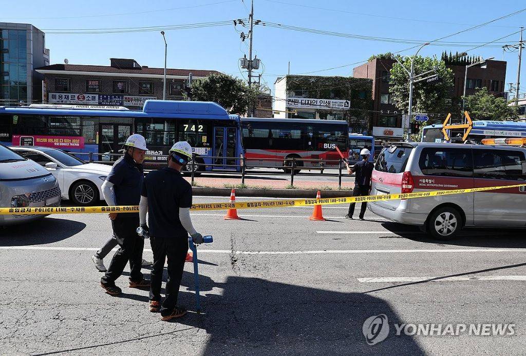 연희동 싱크홀 인근 도로 침하…'지하 공동'도 발견 | 인스티즈