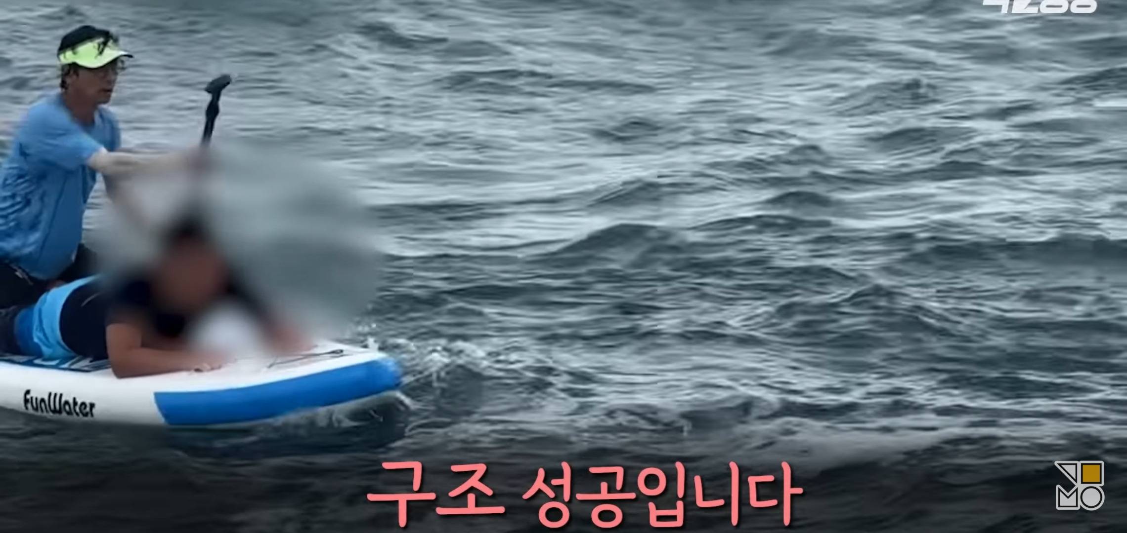 바다에 빠진 의인에게 보트를 일부러 뒤집어 구조한 의인.jpg | 인스티즈
