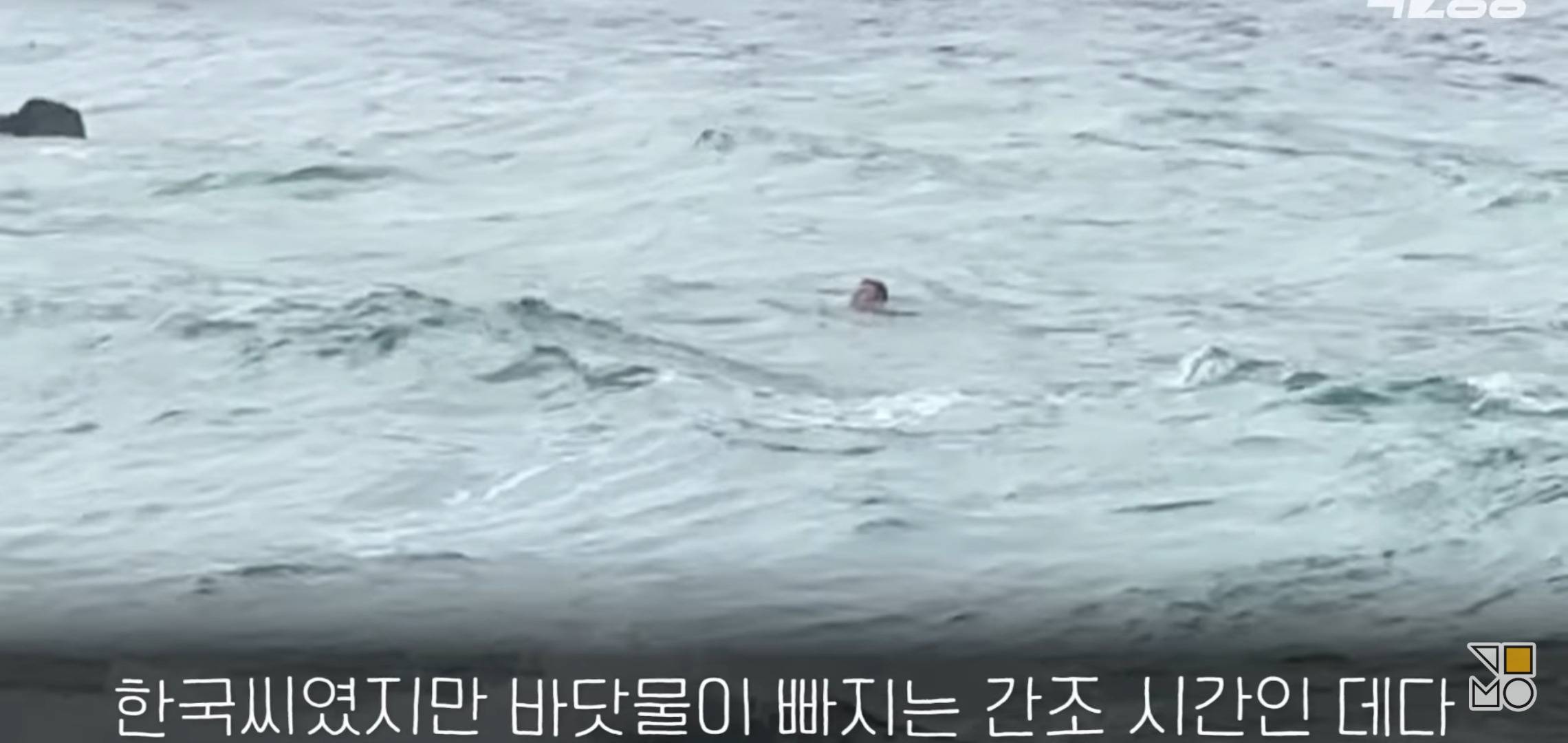 바다에 빠진 의인에게 보트를 일부러 뒤집어 구조한 의인.jpg | 인스티즈