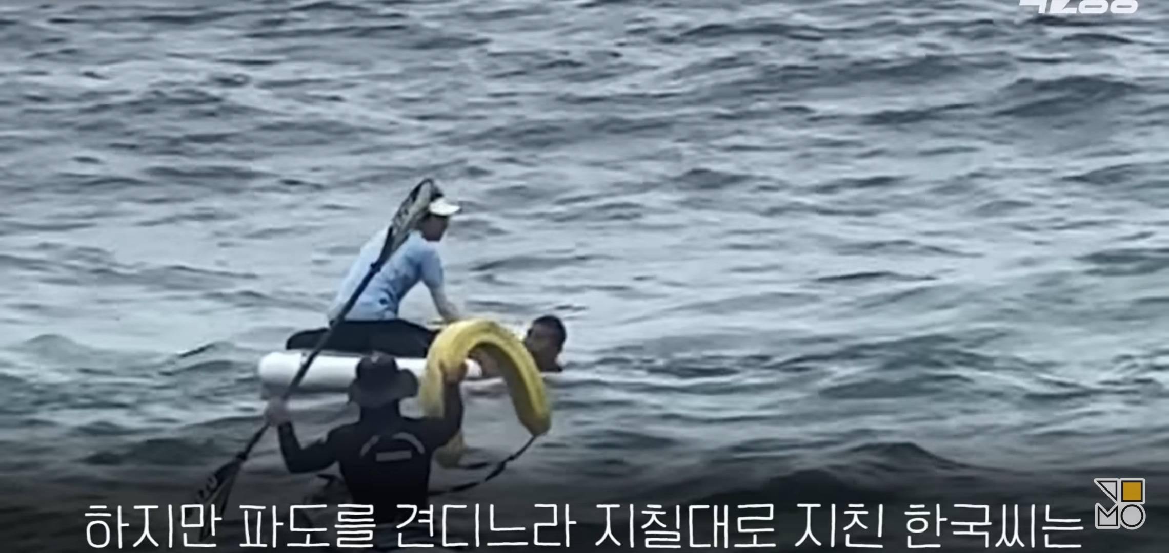 바다에 빠진 의인에게 보트를 일부러 뒤집어 구조한 의인.jpg | 인스티즈