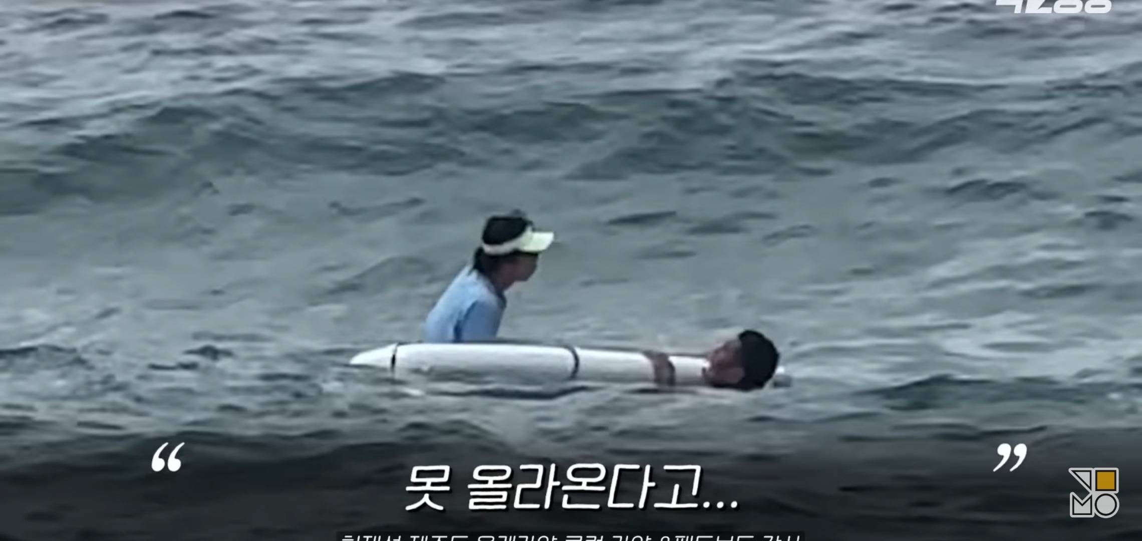 바다에 빠진 의인에게 보트를 일부러 뒤집어 구조한 의인.jpg | 인스티즈