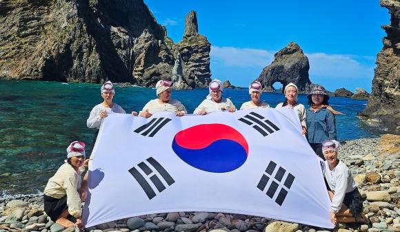 70여년 만에 독도서 물질한 제주해녀들, 태극기 휘날리다 | 인스티즈