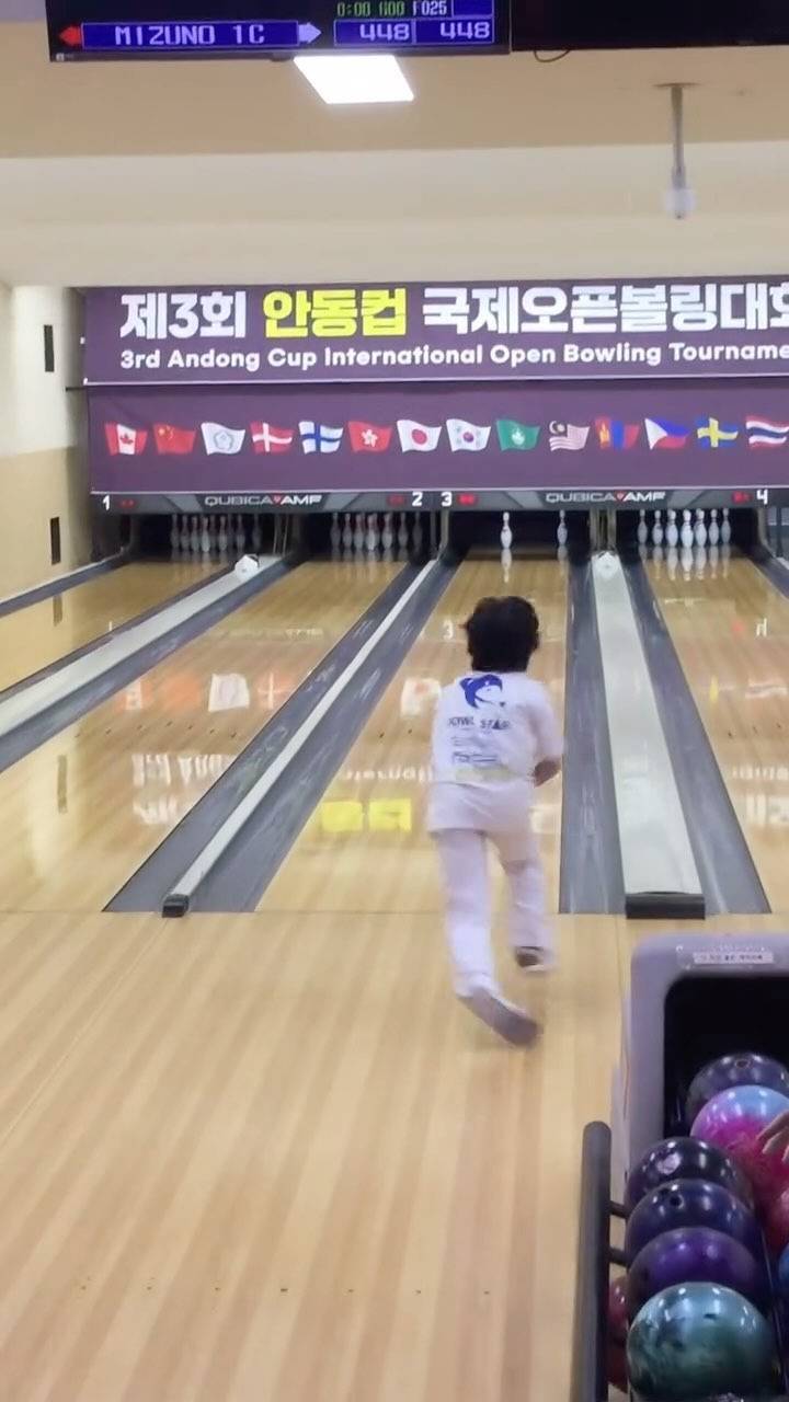 엄청 특이한 자세로 볼링 치는 일본 소년 | 인스티즈