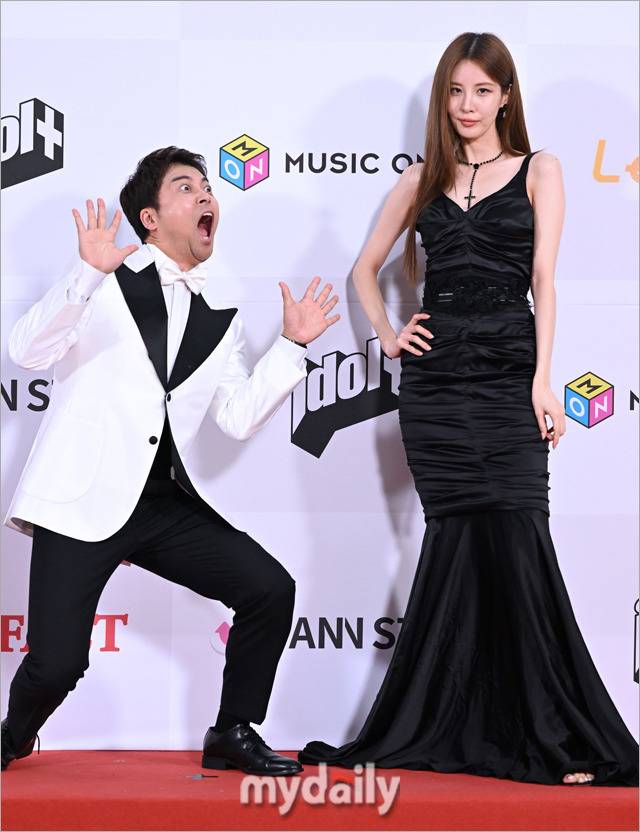 여전한 전현무-서현 시그니처 포즈.jpg | 인스티즈