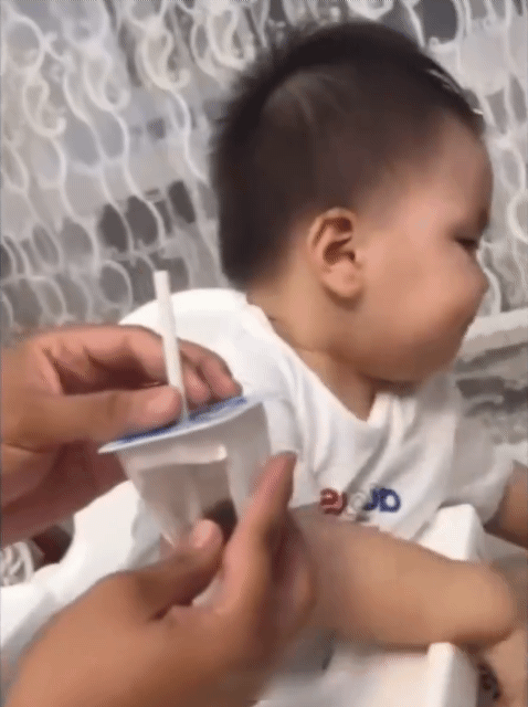 보다가 너무 웃은 애기한테 약 먹이는 기술 | 인스티즈