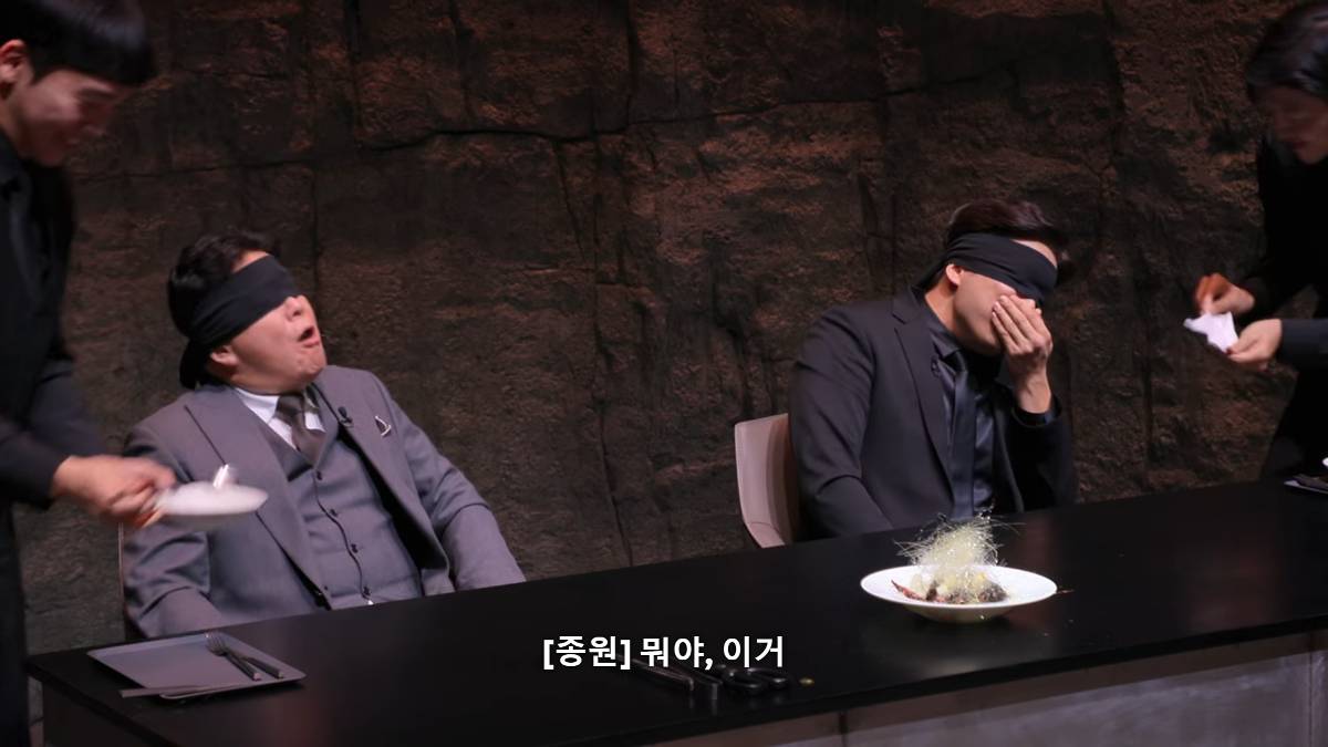 [흑백요리사] 눈을 안대로 가린 심사위원에게 음식 먹여주기 | 인스티즈