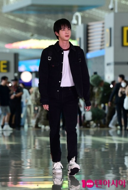 구찌쇼 참석으로 출국하는 방탄소년단 진 | 인스티즈