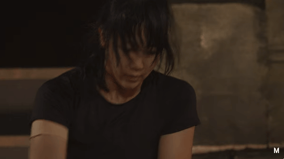 [사이렌불의섬] 여자들이 모여서 장작패기를 의리게임으로 하는데.GIF (약스포) | 인스티즈