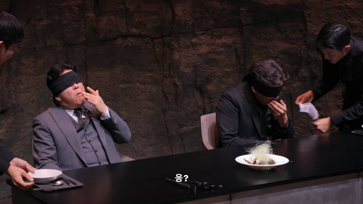 [흑백요리사] 눈을 안대로 가린 심사위원에게 음식 먹여주기 | 인스티즈
