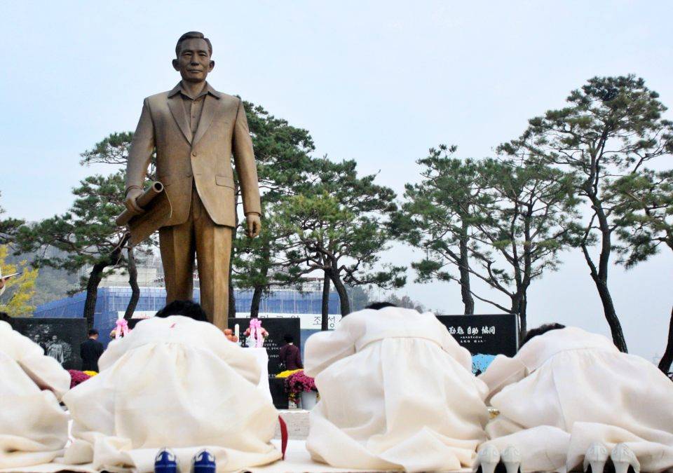 영남대, 캠퍼스에 '박정희 동상' 건립 추진...학내 찬반 논란 "강탈자 기념 안돼" | 인스티즈