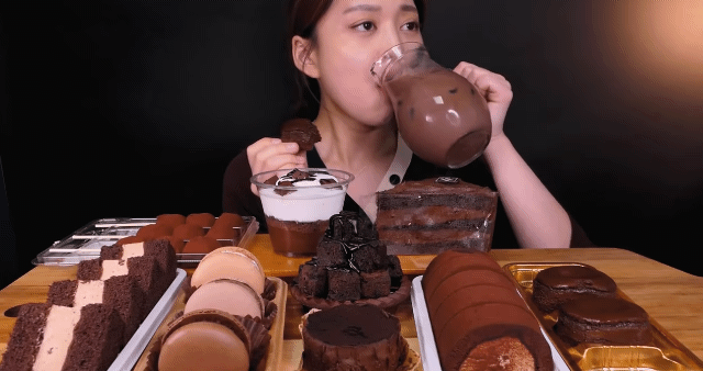 먹방 유튜버처럼 먹으면 건강에 문제 생길 것 같다 vs 건강은 유전 | 인스티즈