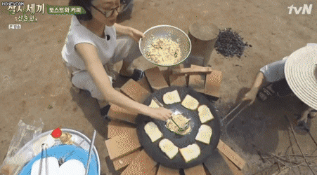 삼시세끼 염정아 너무 큰손이라 귀여웠던 모먼트 두장면 .gif | 인스티즈
