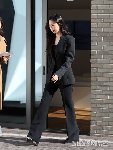 수트 자주 입는 것 같은 배우 이청아 | 인스티즈