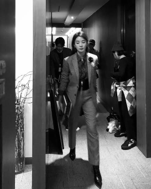 수트 자주 입는 것 같은 배우 이청아 | 인스티즈