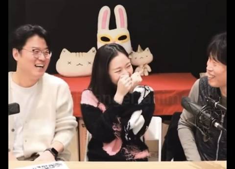 웃으면서 옆사람 치는 버릇있다는 김고은이 필사적으로 참을 때. insta | 인스티즈