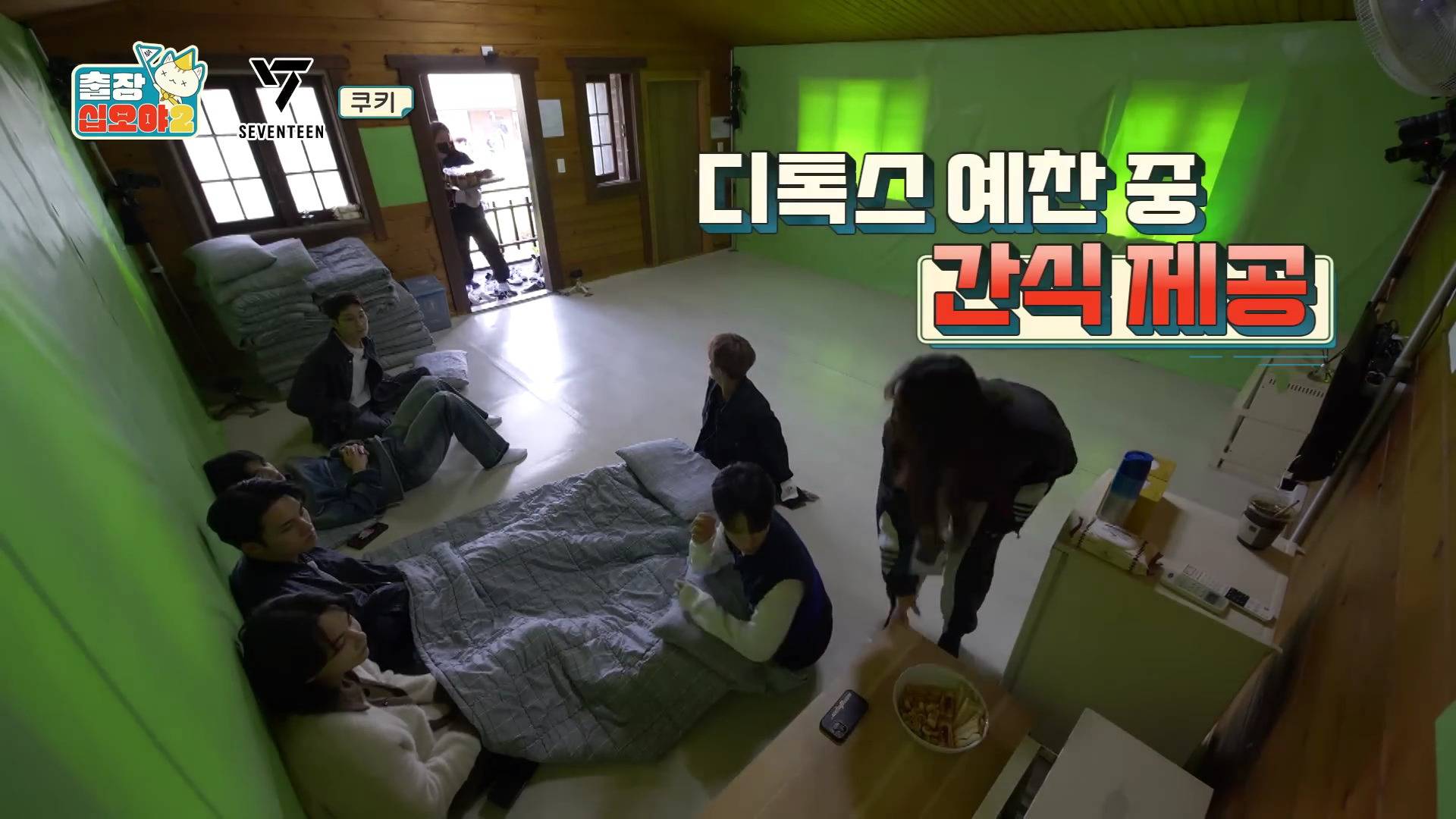 커피 옮기다 쏟은 작가에게 실험카메라 드립하는 세븐틴 | 인스티즈