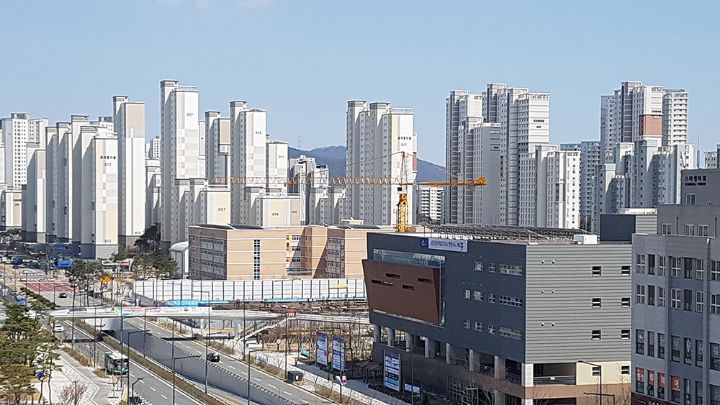 단체로 아파트 외벽에 한글로 마을 이름을 박아버린 동네.jpg | 인스티즈