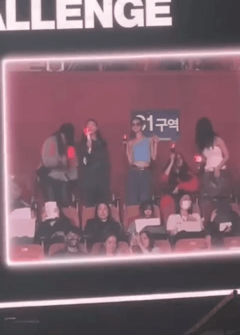 투애니원 콘서트 전광판에 잡힌 연예인들.gif | 인스티즈