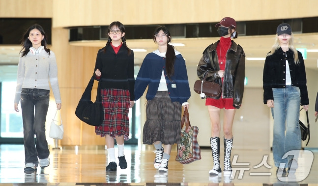 짬 차이 보인다는 오늘자 아이돌들 공항 패션 출국룩.jpg | 인스티즈