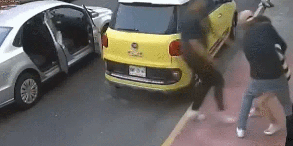 대낮에 납치당하는 20대 여성.gif | 인스티즈