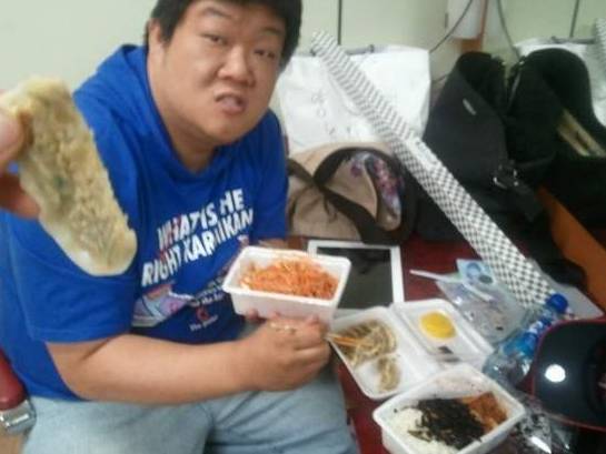 먹을거 들고있으면서도 화냄 | 인스티즈