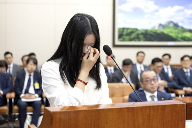 국회 나온 하니 "데뷔초부터 어떤 높은분, 인사 계속 안받아"[2024국감] | 인스티즈