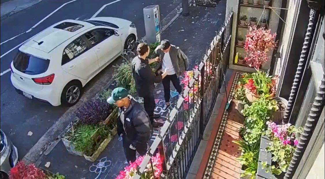 길바닥에 포옹하는 곳을 정해놨을 때 생기는 일 | 인스티즈