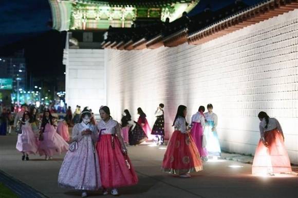 외국에 할로윈 있듯이 우리나라도 사극에 나오는것처럼 장터가서 축제 즐기고..twt | 인스티즈