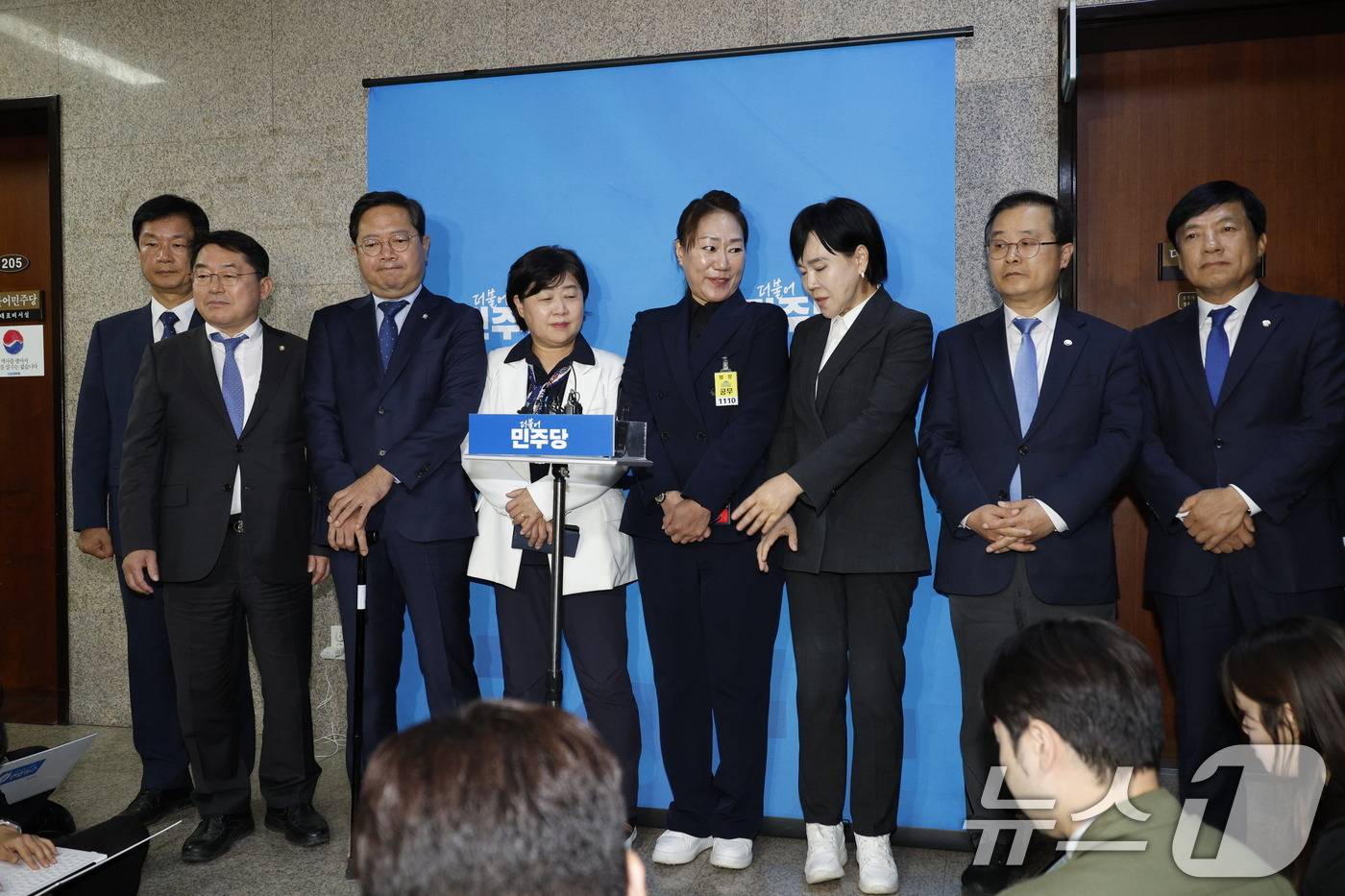 취재진 앞에서 기자회견 갖는 강혜경 씨 | 인스티즈