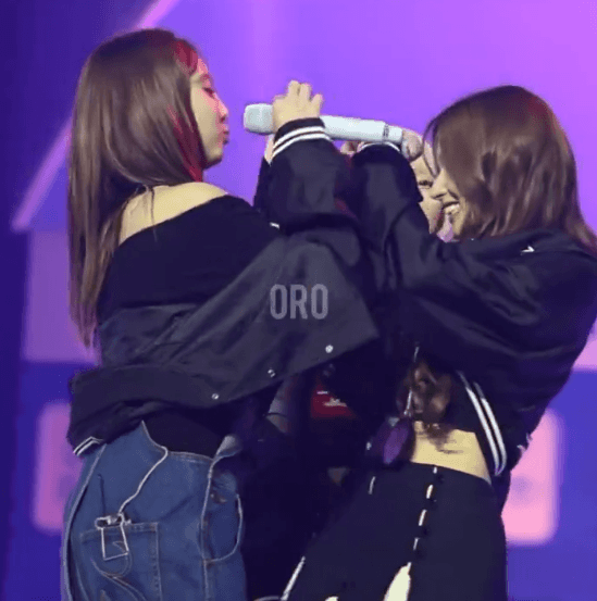 장난치다가 실수로 진짜 입술뽀뽀한 트와이스 사나 나연.gif | 인스티즈