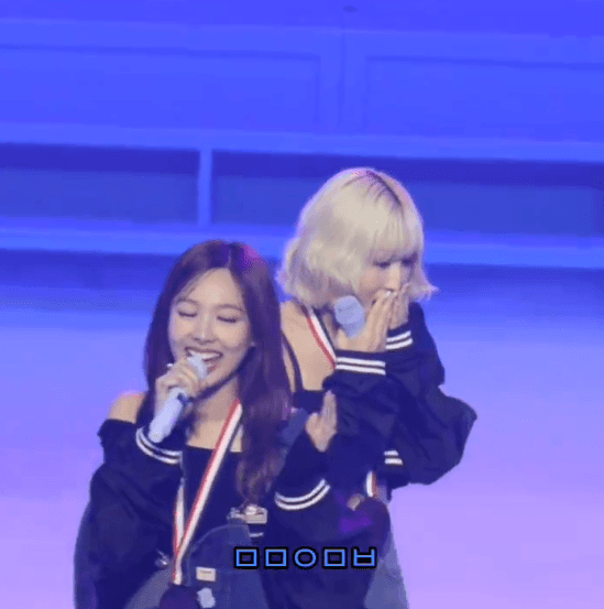 장난치다가 실수로 진짜 입술뽀뽀한 트와이스 사나 나연.gif | 인스티즈