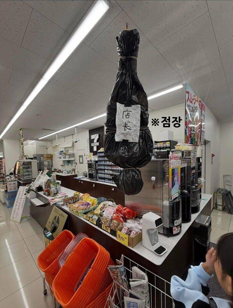 할로윈을 맞아 장식을 꾸며놓은 일본의 편의점 | 인스티즈